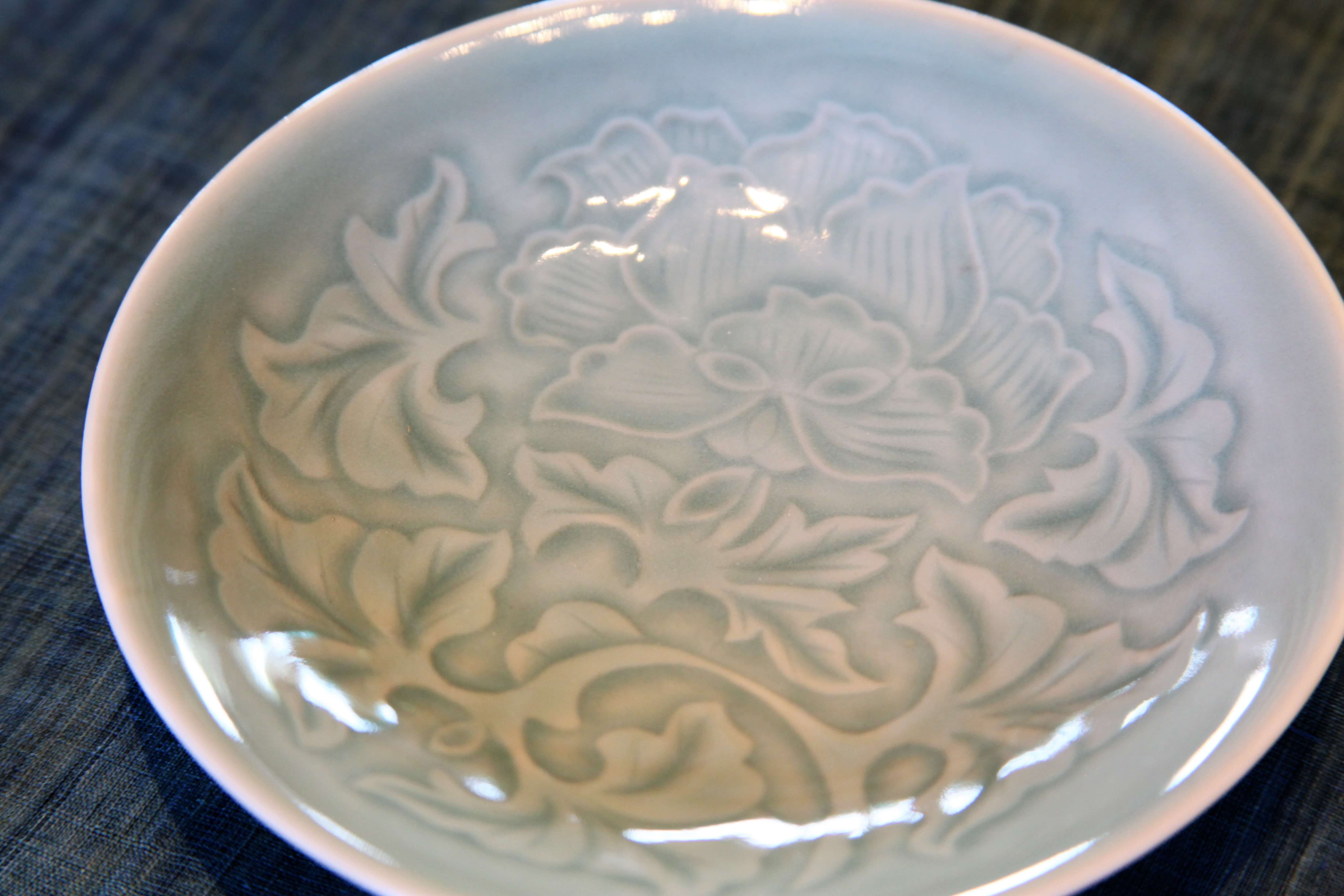 池島保雄の青磁とは、澄んだ清流や淡い雪のような陶磁器。 – 茶房古九谷